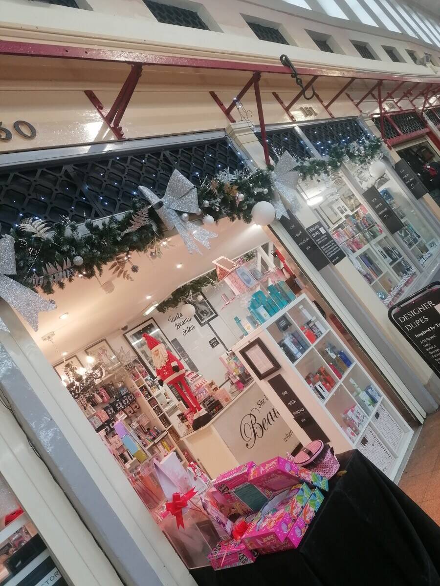 Cosmetics and Beauty shop with Salon Photo 2