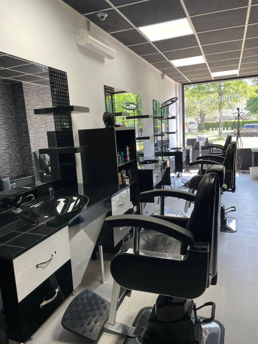 Barber shop lease up for sale fully equipped ready to go  Photo 1