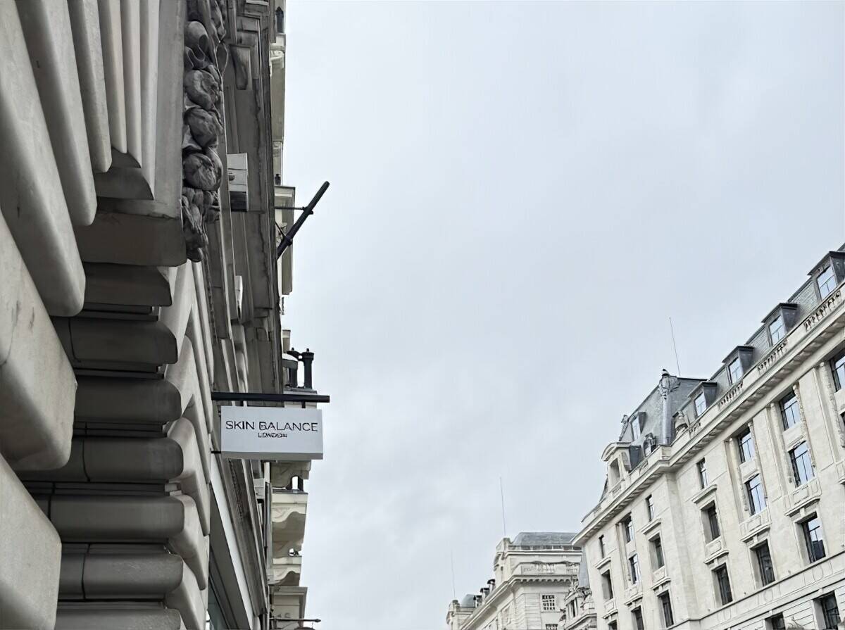 Cosmetics shop and a beauty clinic at Regent Street  Photo 1
