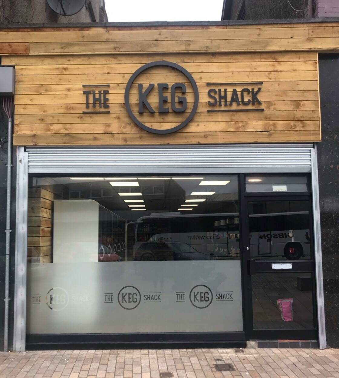 Keg and bottle shop with perfect-draft affiliation