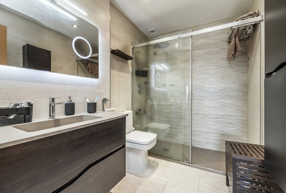 LONG-ESTABLISHED INSTALLER OF MADE-TO-MEASURE FRAMELESS SHOWER SCREENS, SOUTH-EAST OF ENGLAND LONG-ESTABLISHED INSTALLER OF MADE-TO-MEASURE FRAMELESS SHOWER SCREENS, SOUTH-EAST OF ENGLAND