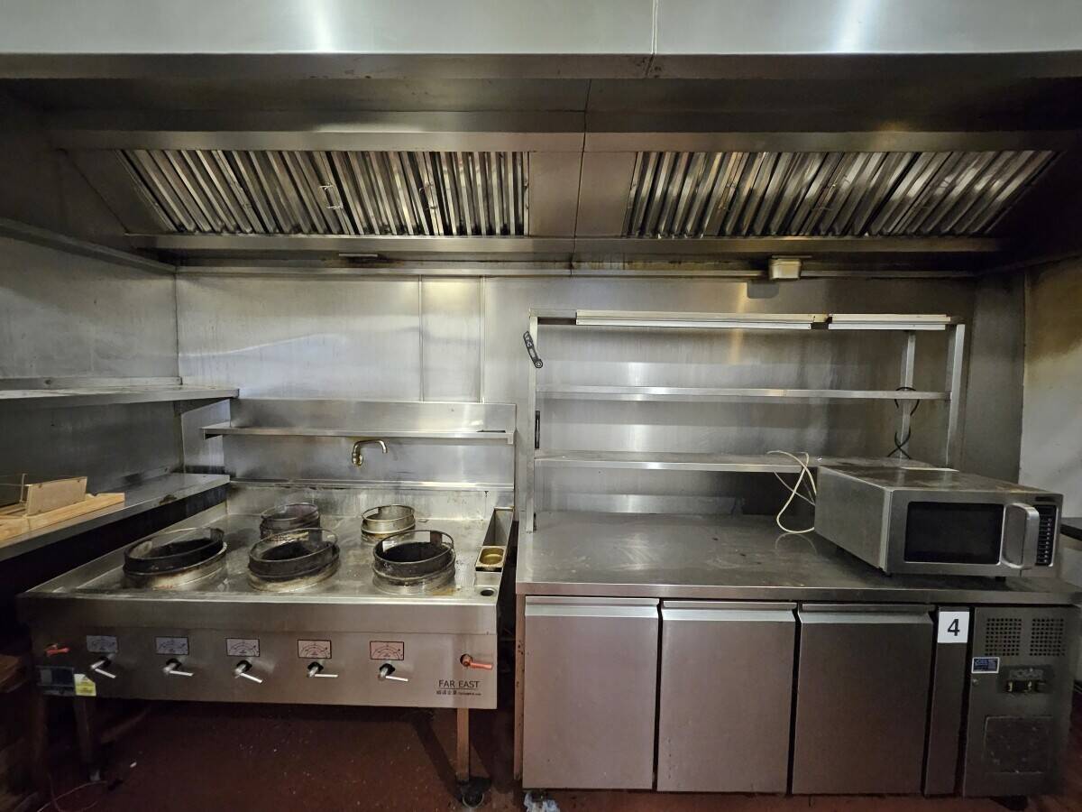 Cafe/Restaurant ready premises in Chester city centre Photo 1