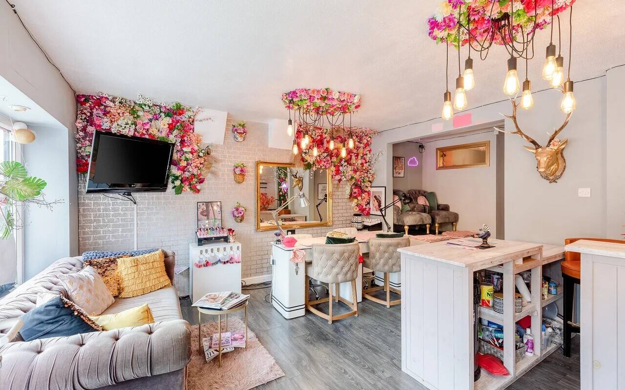 Well located beauty salon in leeds Roundhay