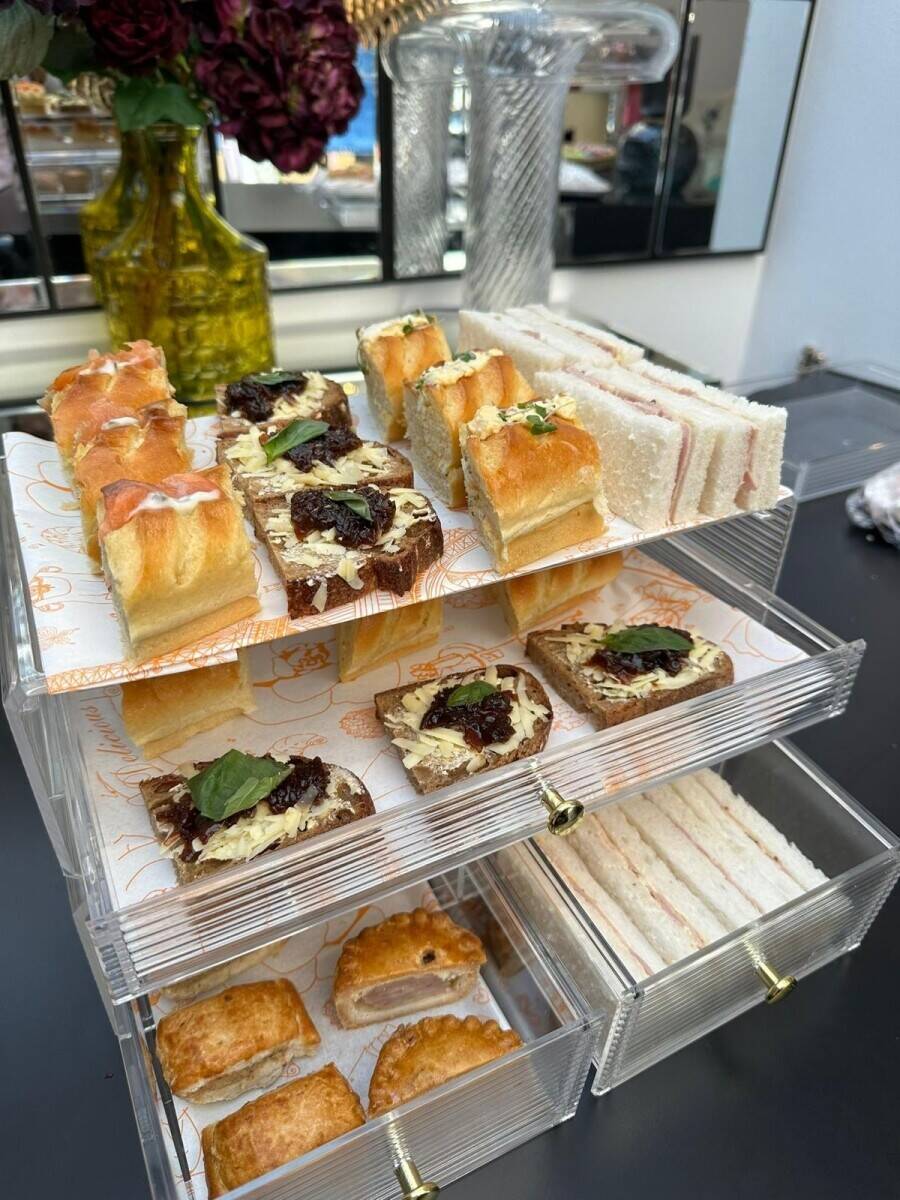 Exquisite boutique cafe for sale in St Martins area Leicester Photo 2