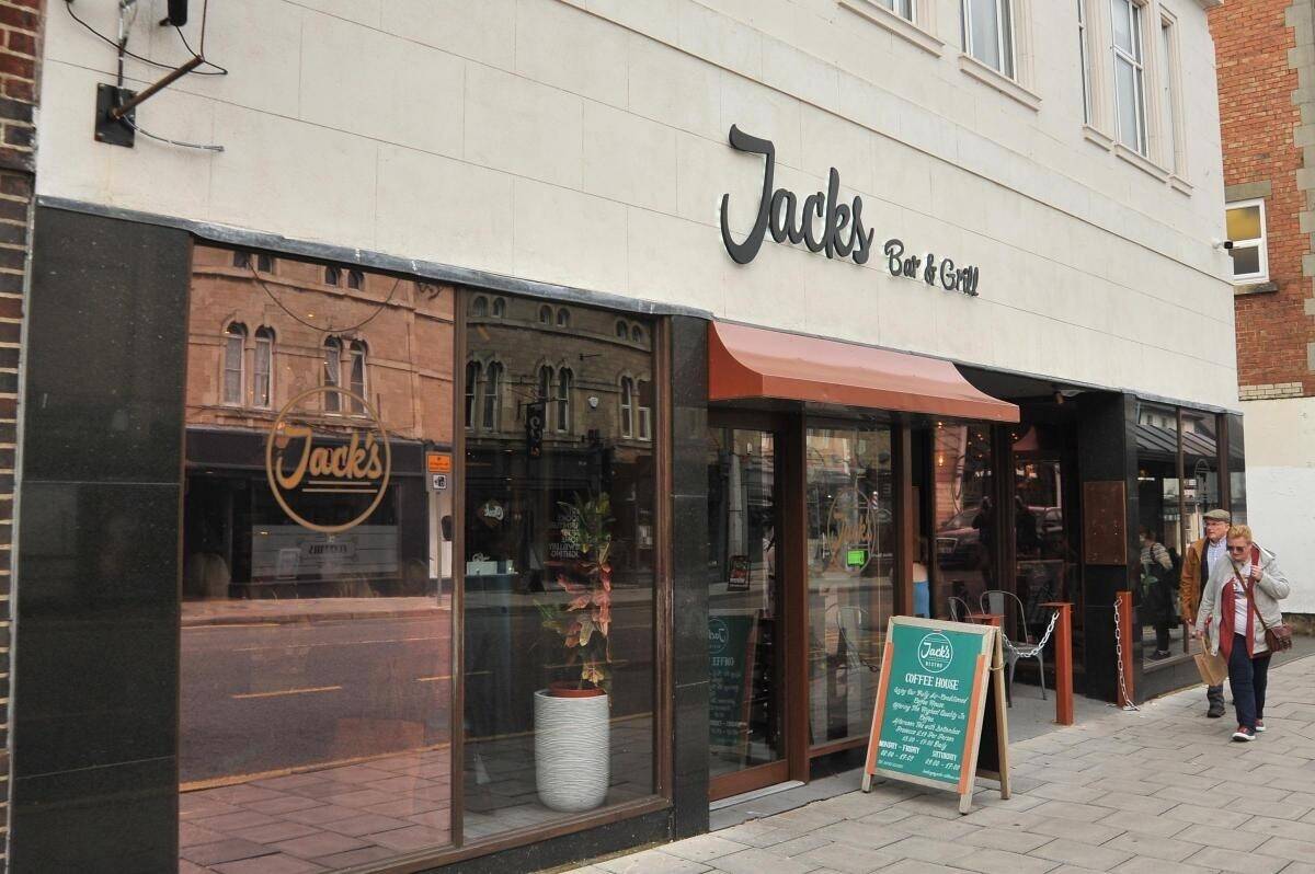 Thriving High Street Caf&eacute;/Restaurant &ndash; Prominent Location &ndash; Daytime Trade Only &ndash; &pound;600K Turnover