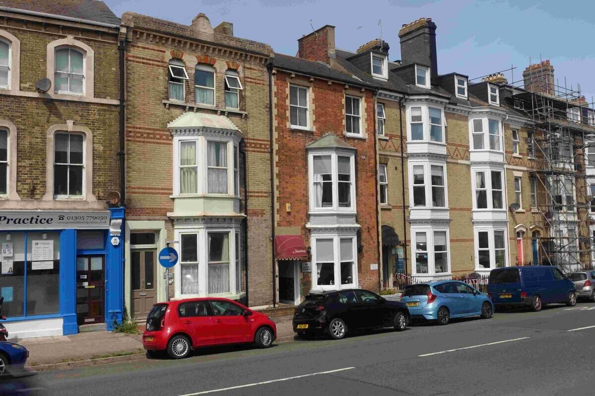 A Rare Freehold Guest House for sale in Weymouth with Car Park! Photo 1
