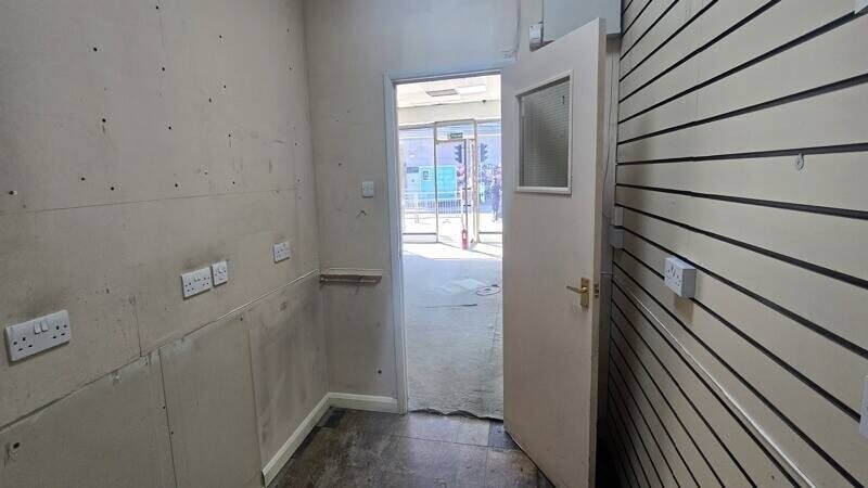 Retail Shop To Let Photo 2