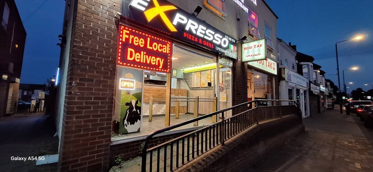 Prime location, well established Pizza takeaway Photo 2