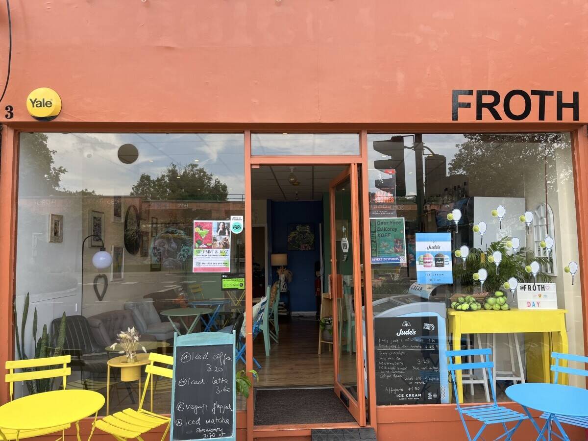 Turnkey Jazz Café & Wine Bar for Sale in Raynes Park – Fully Licensed, 9-Year Lease Photo 2