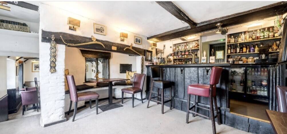 Charming Country Pub by Stopham Bridge – Where the River Meets Relaxation