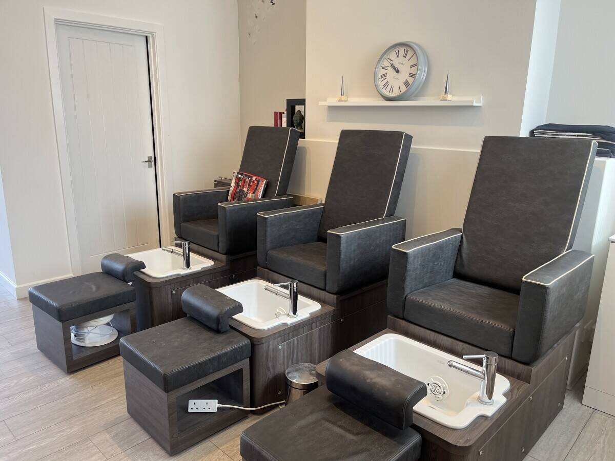 Established Beauty Business on the high street Photo 1
