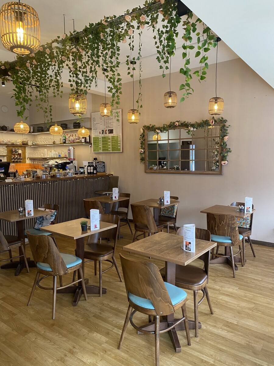 Well-established Mediterranean A3 license and alcohol license restaurant for sale in Epsom, Surrey