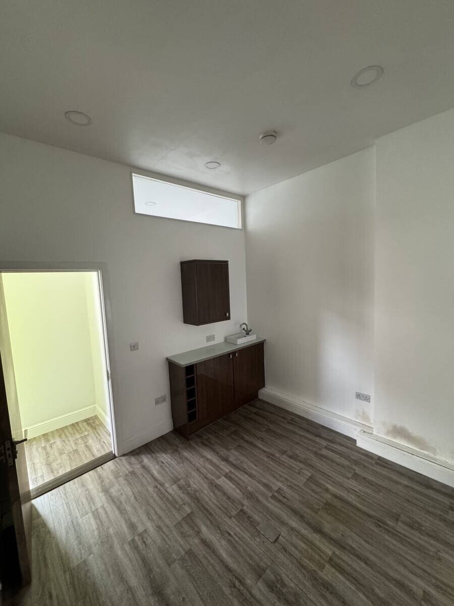Beauty salon ready to let - currently not trading