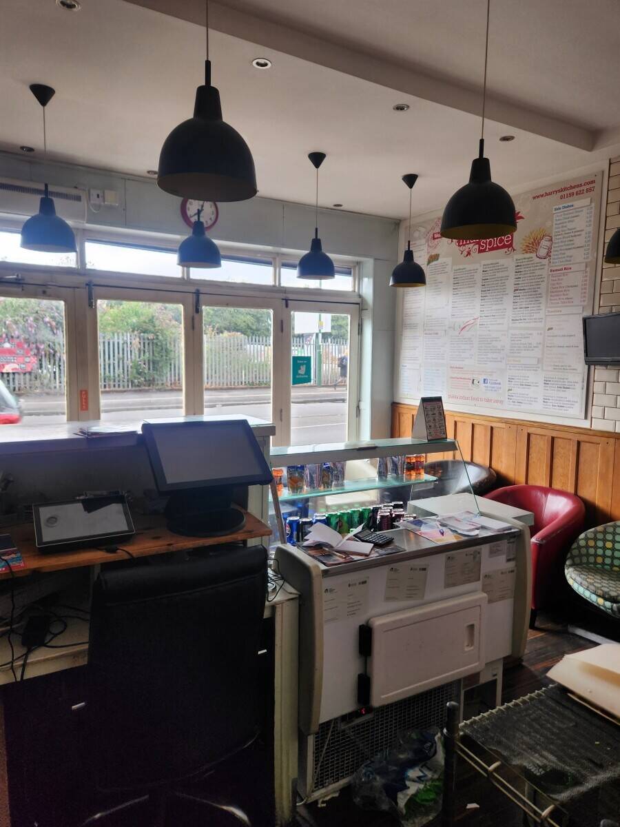 Dessert shop/cafe on busy road Photo 1