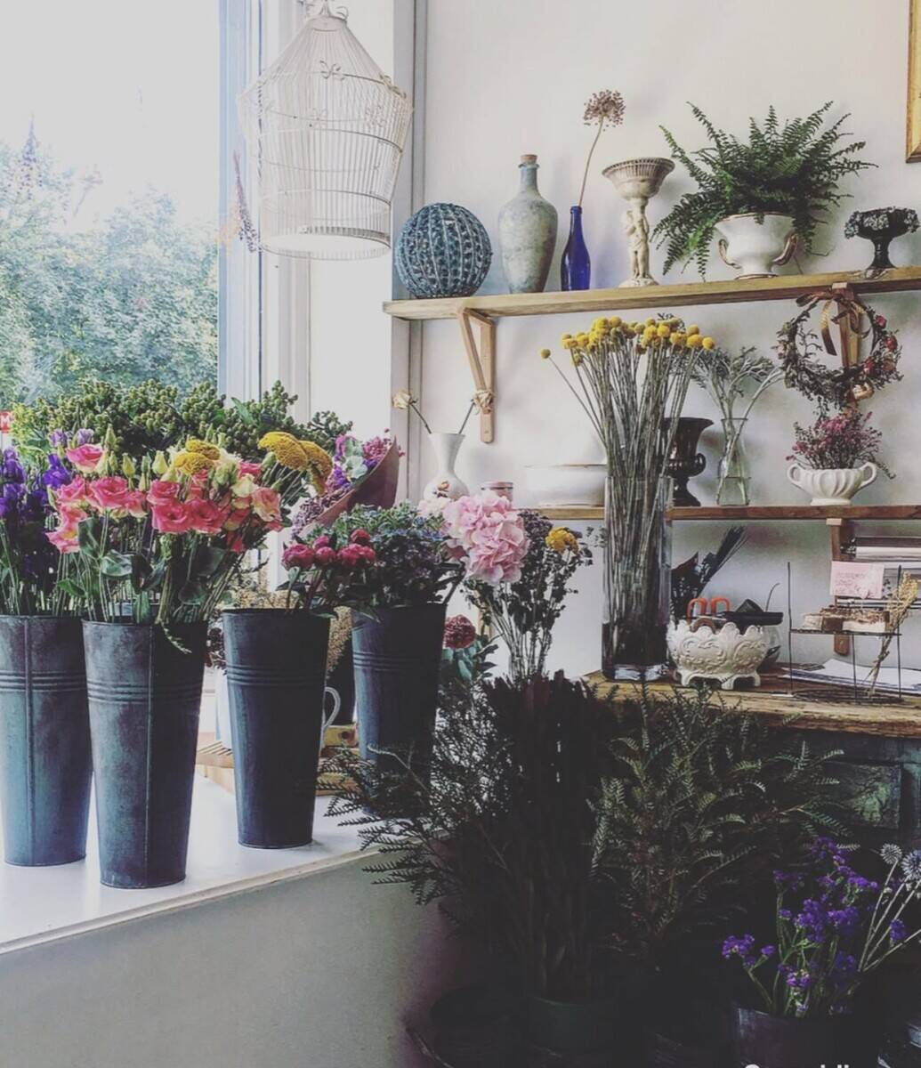 Vintage vibes caf&eacute; and cakes for sale