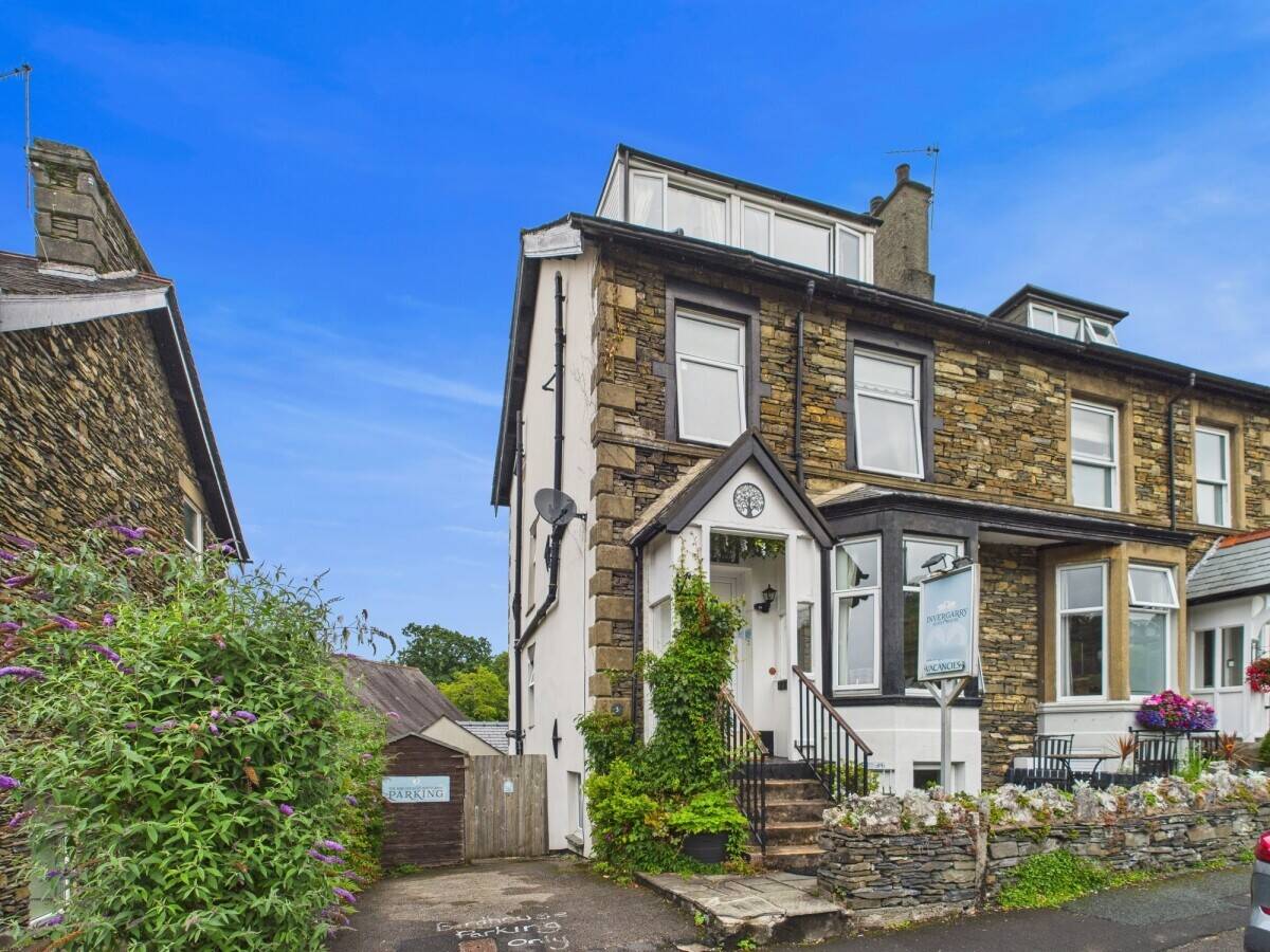 Superb  opportunity to acquire a 6 bed/6 bath & 1 bed annex guest house in Windermere Photo 1