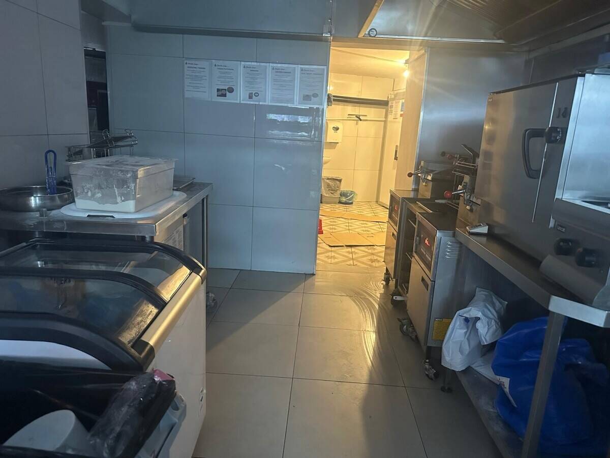 Chiken and Ribs Takeaway for Sale Prime Town Centre Location (South Wales)