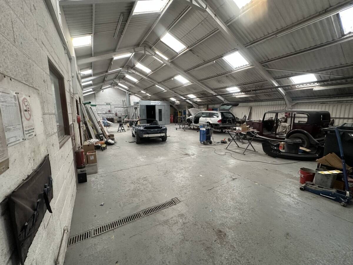 CAR BODYSHOP & PAINT SHOP IN DORCHESTER Photo 2