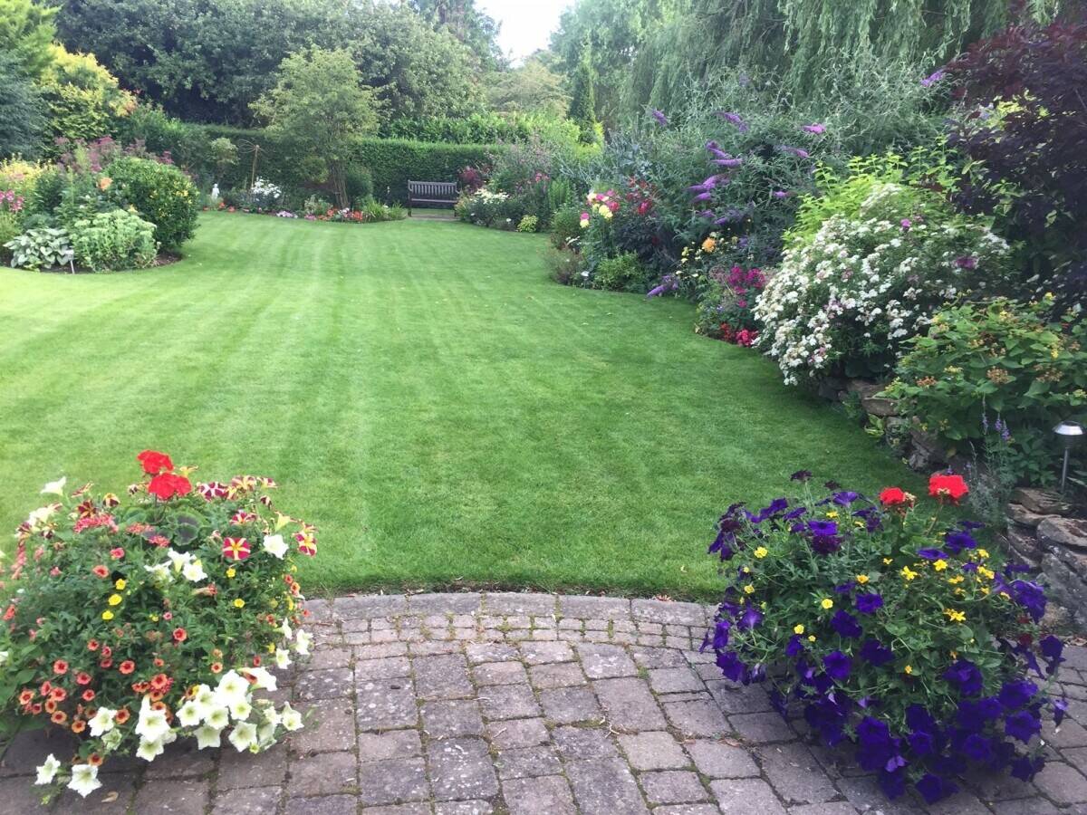 CONFIDENTIAL SALE POPULAR AND PROFITABLE, LAWNCARE BUSINESS NORTHANTS COVERING NORTHAMPTONSHIRE Photo 1
