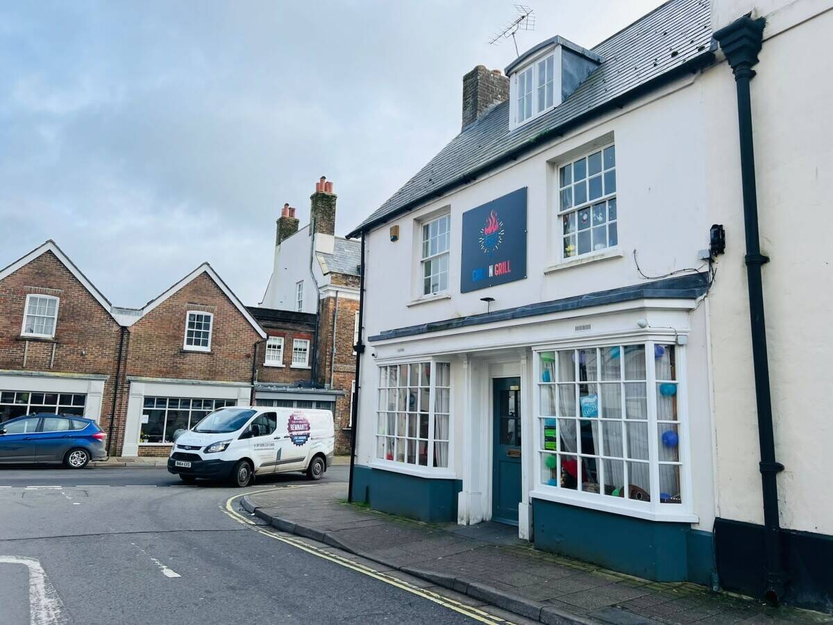BURGER & FRIED CHICKEN SHOP WITH PUB