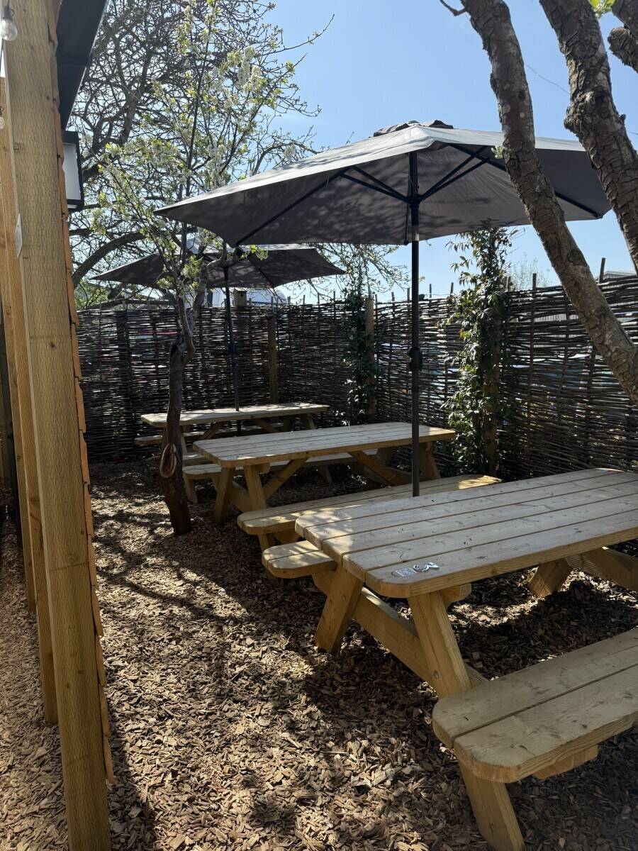 Alfresco Resturant/Takeaway in a very friendly Hub of Outlets
