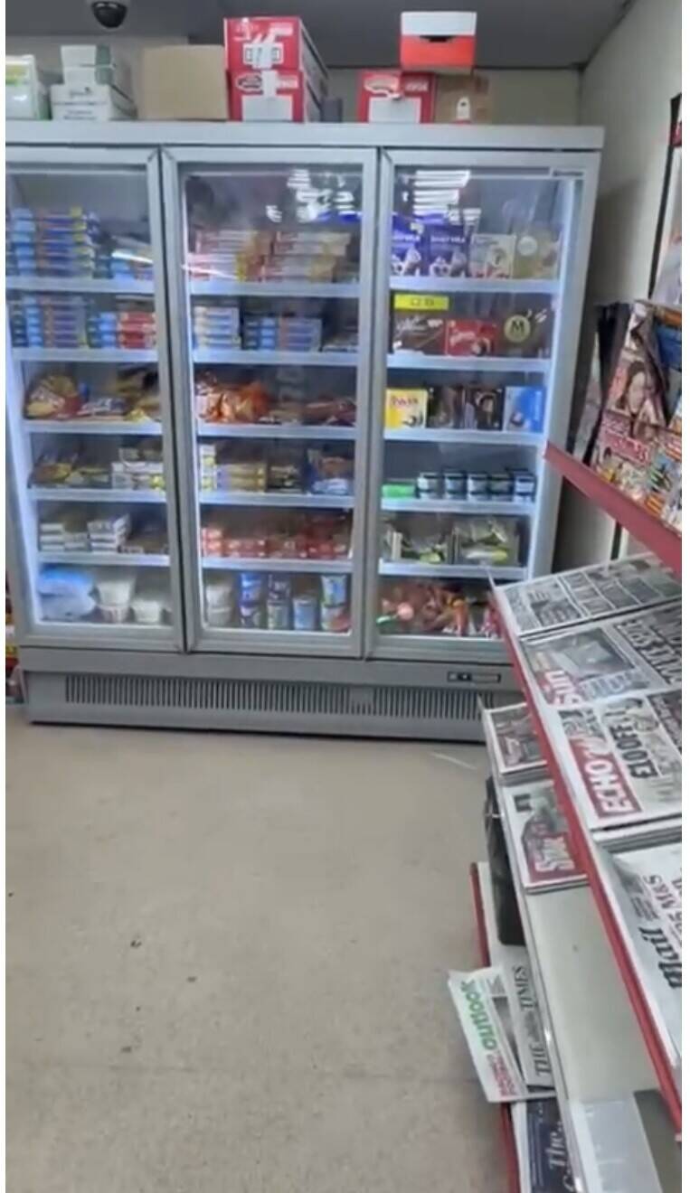 Convenience store with off licence Photo 1