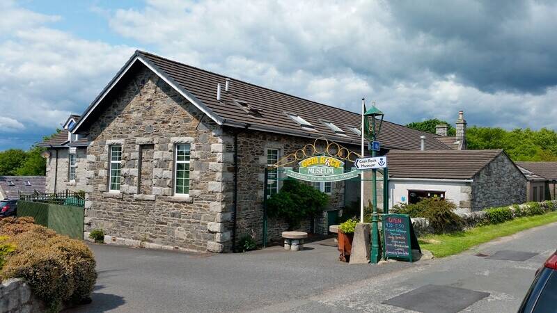 Fantastic multi income venue including café, retail space and 4 bed owners accommodation Photo 1