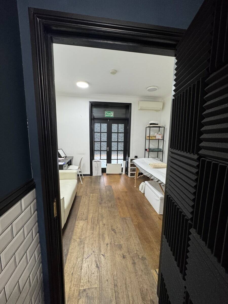 Modern Hair Salon for Sale in Richmond - Low Rent , Expansion Rooms Included