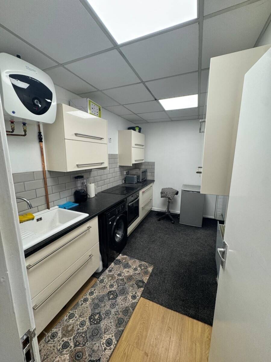 First floor Commercial Units for Rent - in Arnold NG5 &pound;700 per month Photo 2