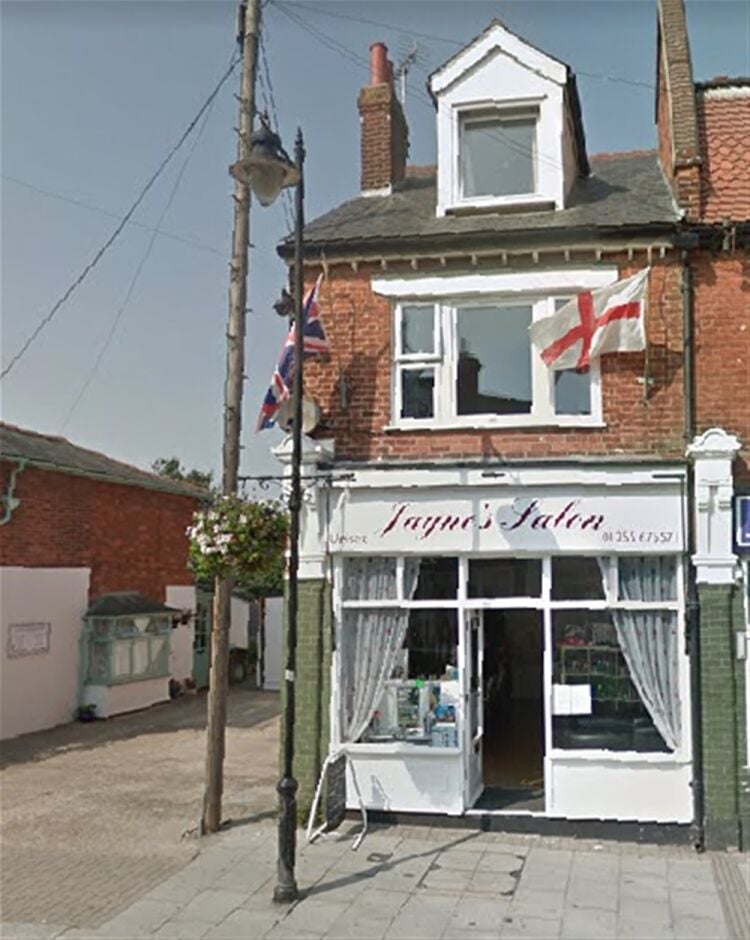 FREEHOLD STYLISH LADIES HAIR SALON WITH FAMILY HOME IN WALTON ON THE NAZE FREEHOLD STYLISH LADIES HAIR SALON WITH FAMILY HOME IN WALTON ON THE NAZE