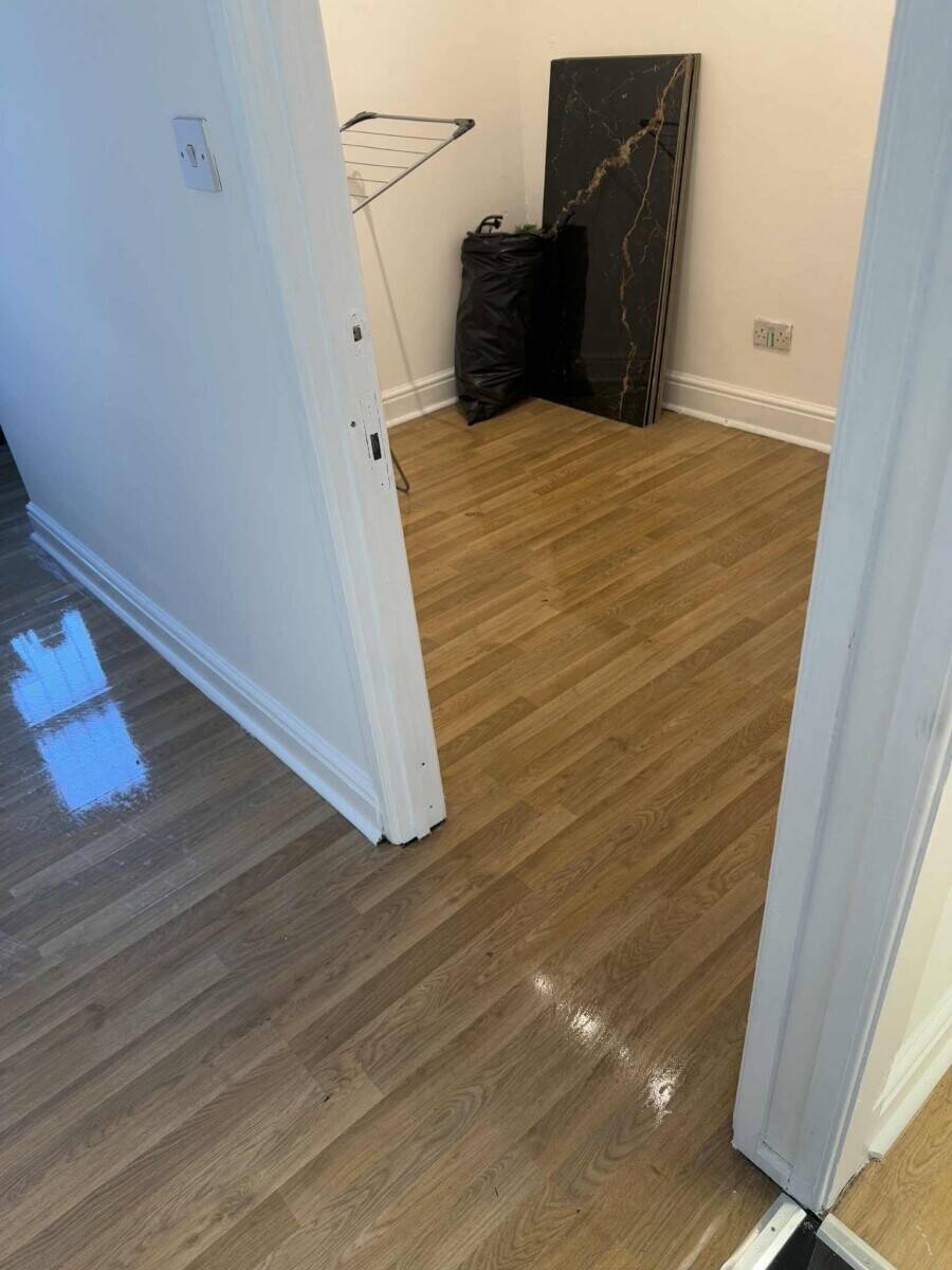 Barbershop &ndash; 2 Extra Rooms to Rent (Massage/Nails/Brows) + Kitchen & Bathroom