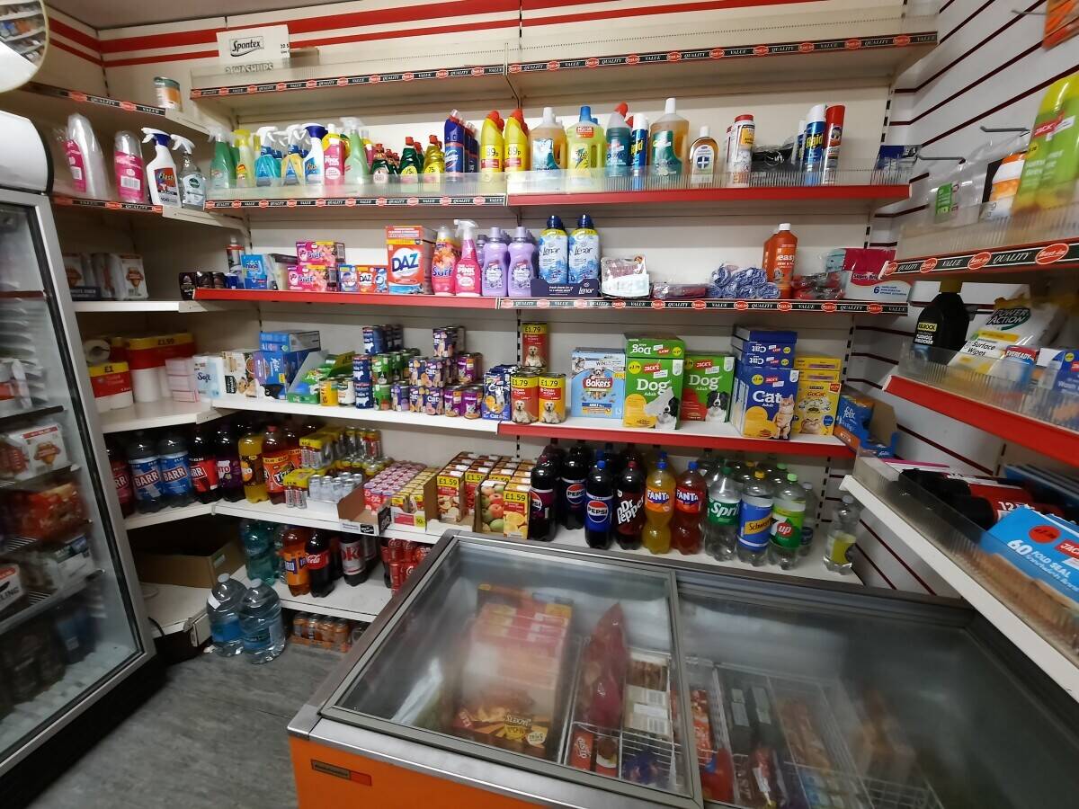 A off licence shop with 2 bedrooms flat for sale in kettering, Northamptonshire