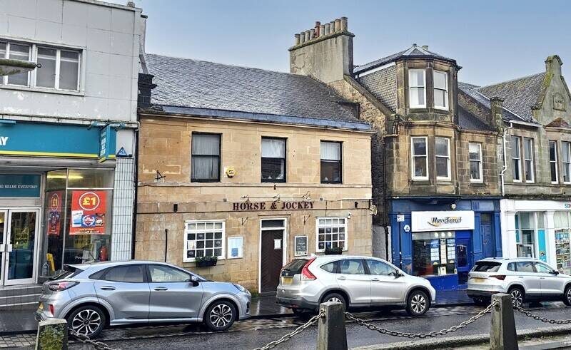 Pub & restaurant, with prime High Street trading location,  in the same family since 1980. Photo 1