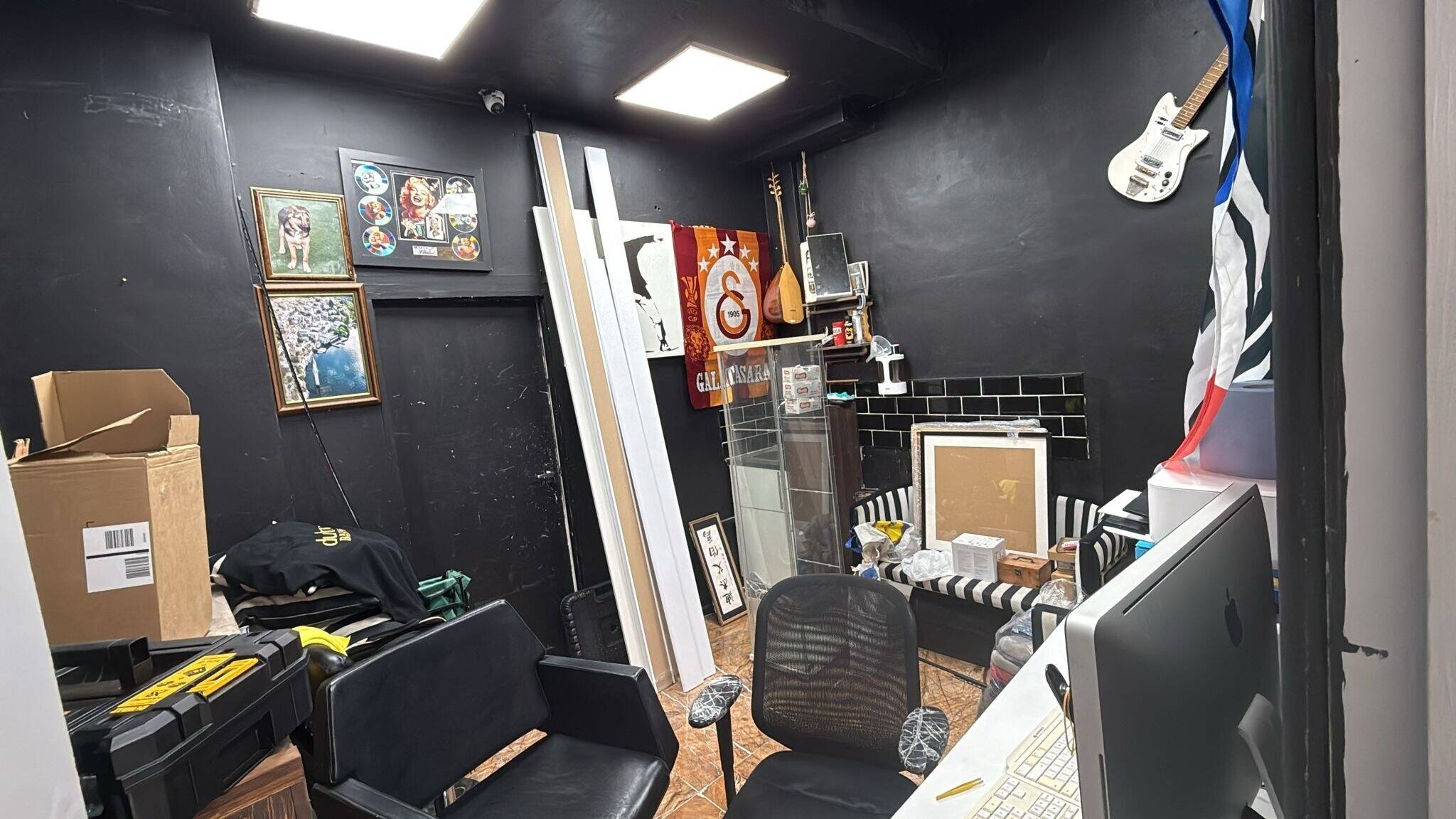 ESTABLISHED BARBER SHOP FOR SALE IN PRIME LOCATION Photo 2