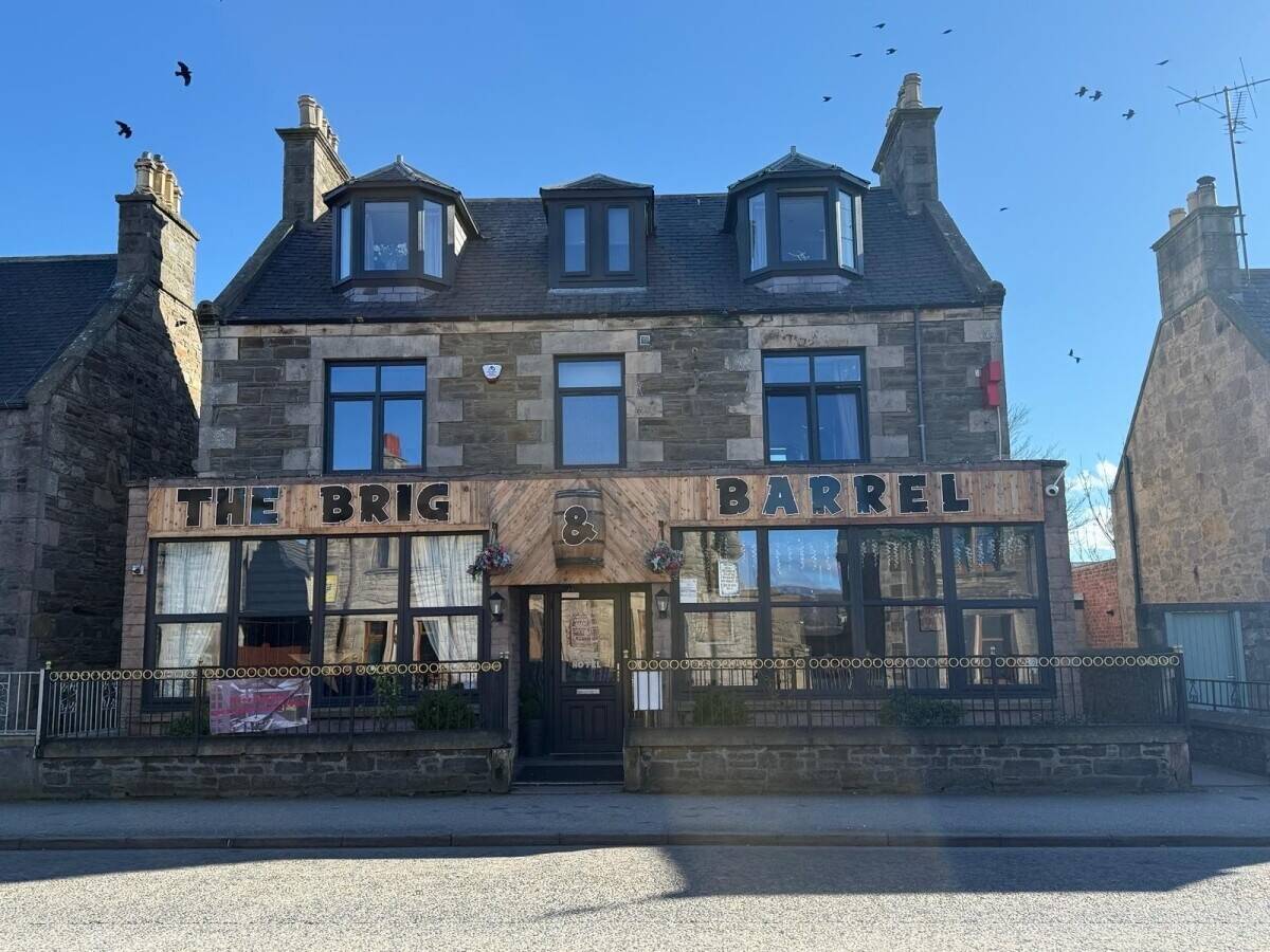 An Impressive Multi-Income Hotel Offered in Immaculate Condition (ref 1807) Photo 1
