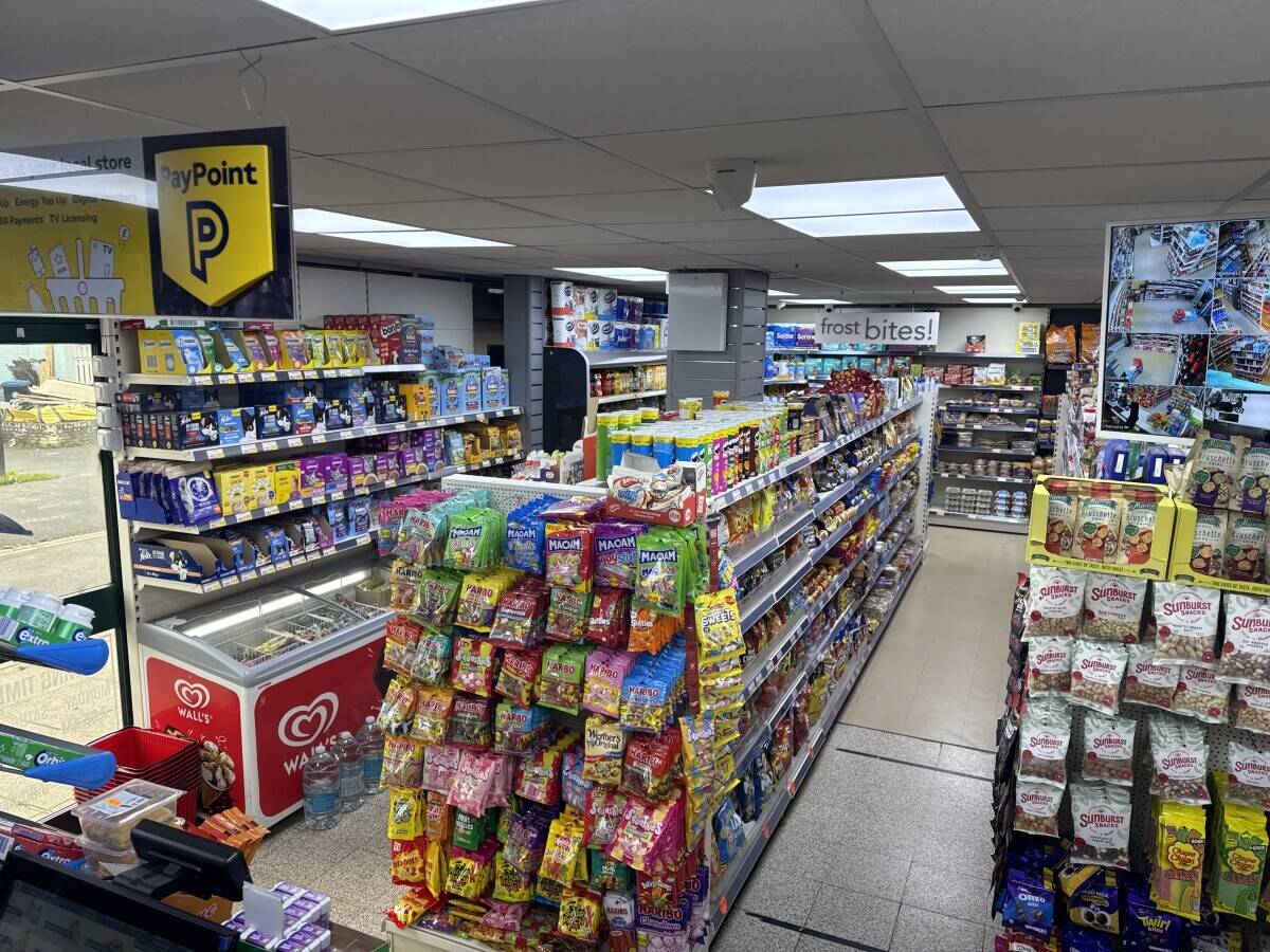 Off Licence Market for Sale &ndash; Essex with 2-bedroom flat Photo 1