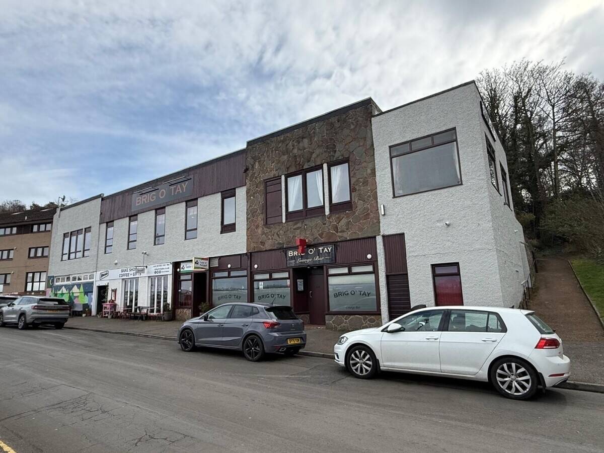 A Superbly Located Bar and Restaurant Overlooking The River Tay (ref 1812) Photo 1