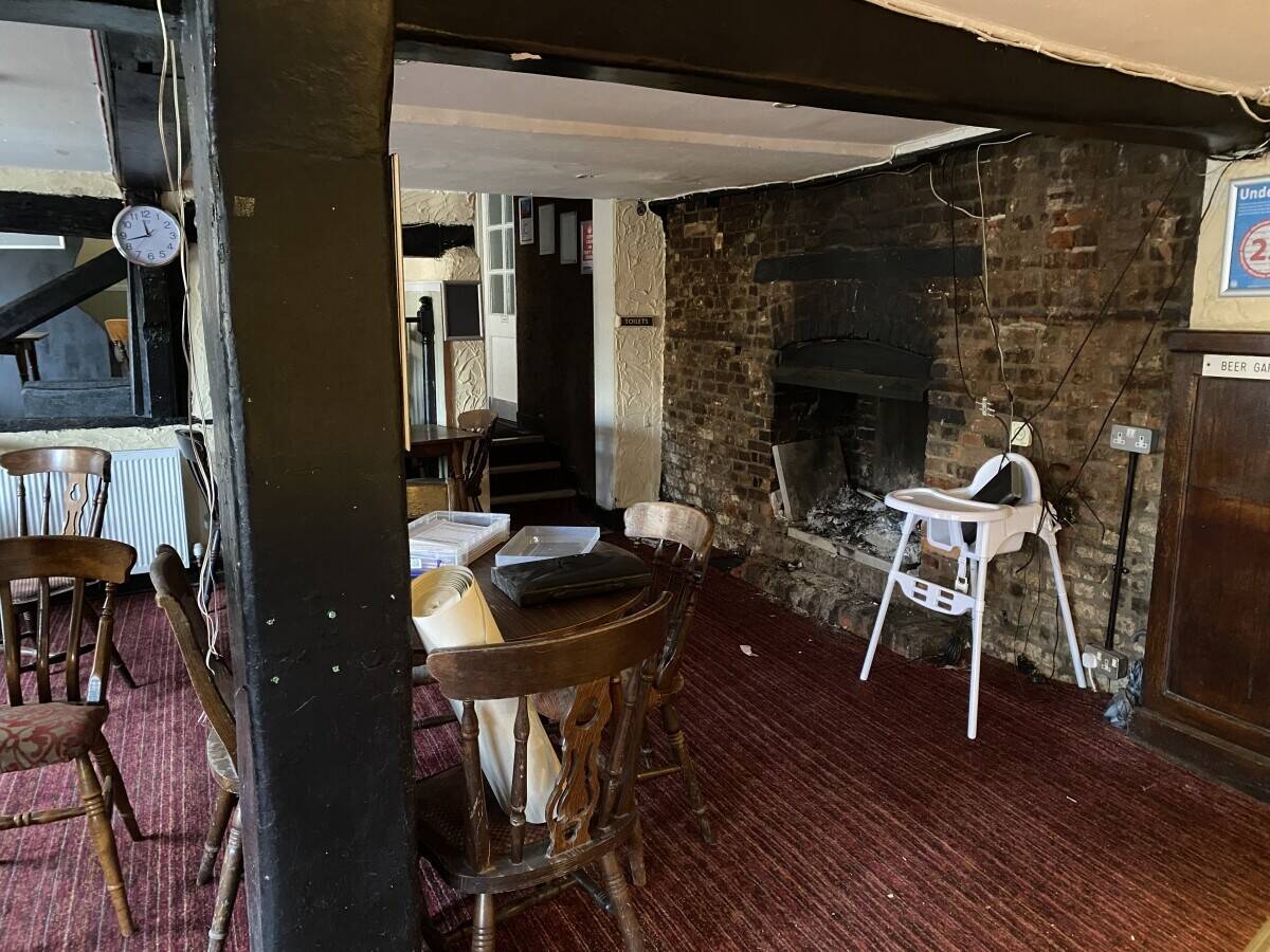 HAMPSHIIRE - CATHEDRAL CITY CENTRE FREEHOUSE