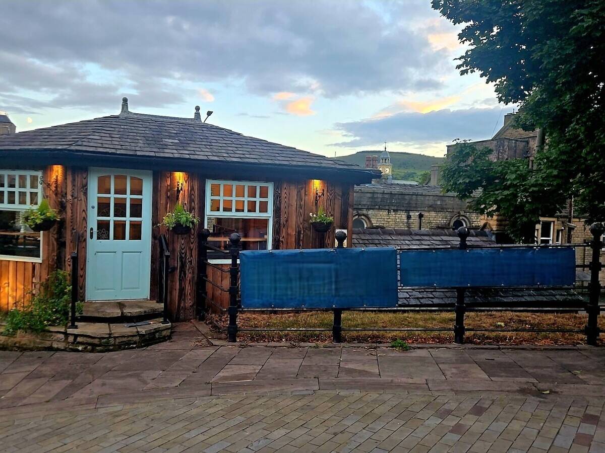 Caf and vape shop for sale in High Peak Derbyshire with two-storey unit  and five-year lease