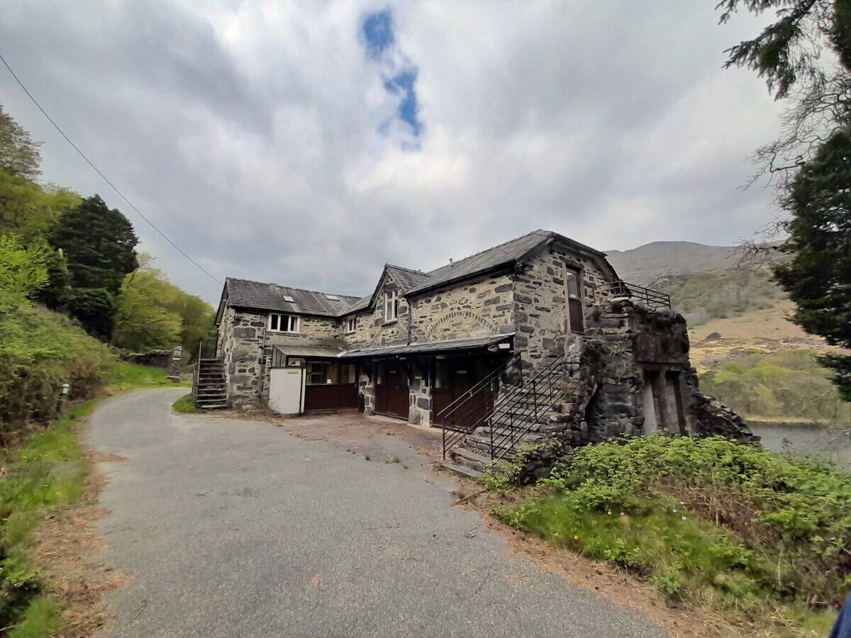 GWYNEDD - VICTORIAN MANSION SET IN 42 ACRES OF LAND IN SNOWDONIA NATIONAL PARK FOR SALE BY PUBLIC AU