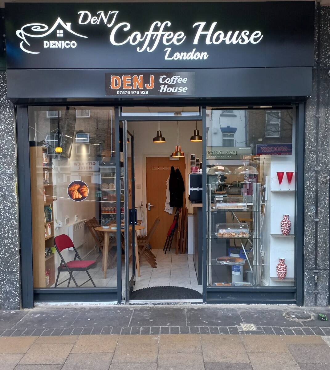 Cosy coffee shop in Roman Road London  Photo 1