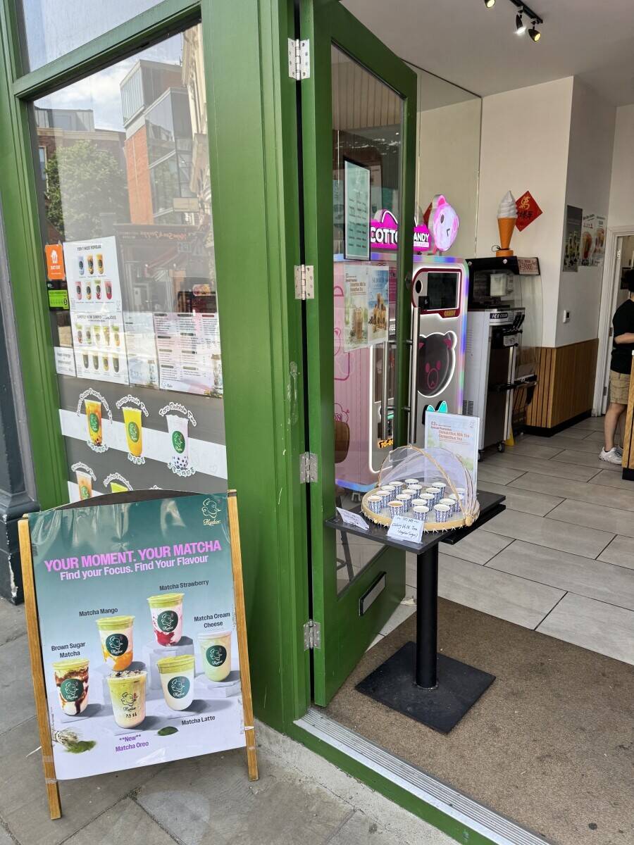 Bubble tea  shop sale in Richmond town Centre Photo 1