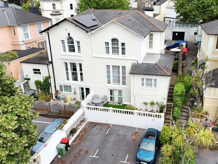 Charming Highly Rated 6-Bed Guest House in Torquay For Sale in Torquay Photo 1