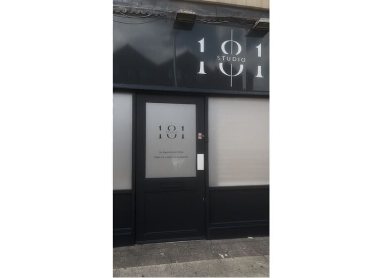STYLISH & ESTABLISHED BEAUTY STUDIO IN SALFORD Photo 1