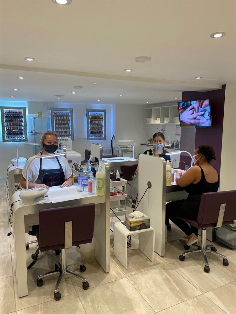 COSMOPOLITIAN NAIL BAR & BEAUTY SALON ON WATFORD HIGH STREET TOWN CENTRE Photo 10