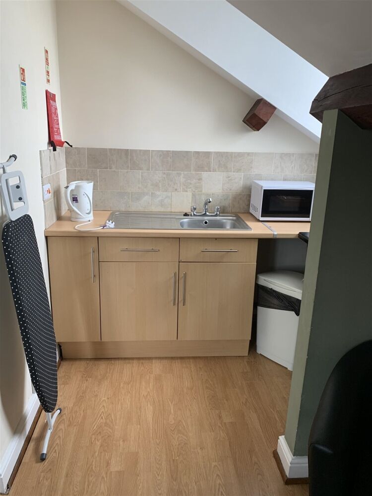 FREEHOLD B&B OR SELF CATERING APARTMENTS WITH LICENSED BAR & RESTAURANT IN PEMBROKE DOCK