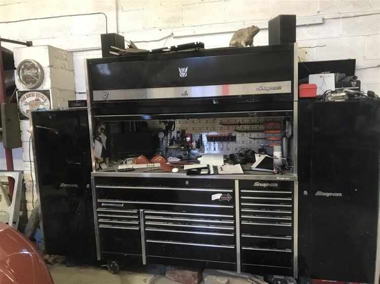 HIGHLY REGARDED AUTO BODY & PAINT RESTORATION & CUSTOMIZING CENTRE NEAR BOLTON