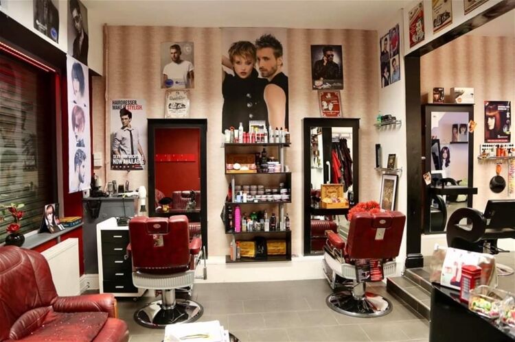 STYLISH UNISEX HAIR SALON WITH PRIVATE APARTMENT IN ST HELENS