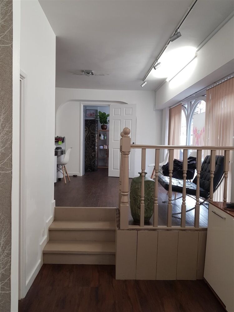 SUPERB UNISEX HAIR & BEAUTY SALON IN GUILDFORD TOWN CENTRE