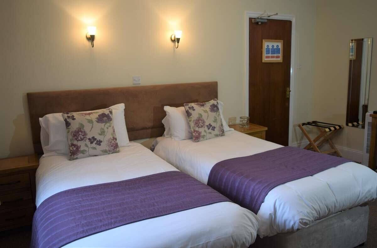 MONMOUTHSHIRE - RIVERSIDE VILLAGE HOTEL, EXCEPTIONAL INN OF ARCHITECTURAL APPEAL Photo 10
